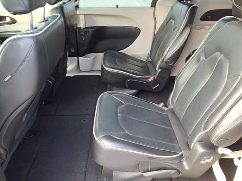 Used 2023 Chrysler Pacifica Limited FWD image 7
