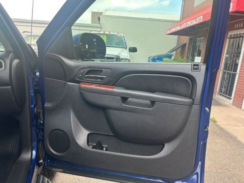 Used 2013 Chevrolet Avalanche LT image 45