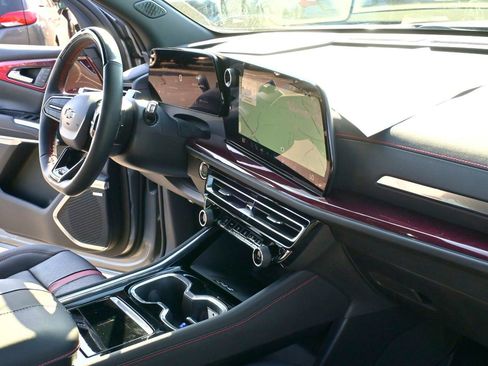 Used 2025 Chevrolet Traverse RS image 27