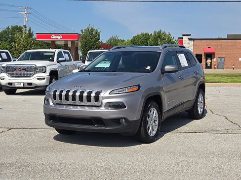 Used 2017 Jeep Cherokee Latitude w/ Comfort/Convenience Group AWD/4WD image 2