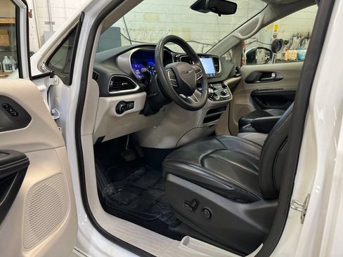 Used 2023 Chrysler Pacifica Touring-L FWD image 11