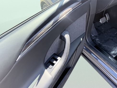 Used 2023 Tesla Model X image 23