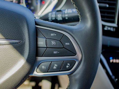 Used 2023 Chrysler Pacifica Touring-L FWD image 23