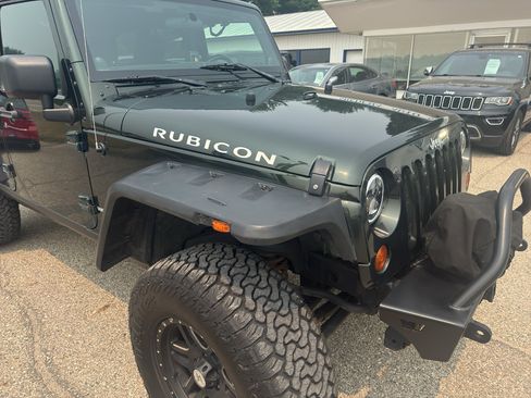 Used 2011 Jeep Wrangler Unlimited Rubicon w/ Connectivity Group AWD/4WD image 22