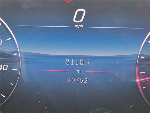 Used 2025 Mercedes-Benz GLC 300 4MATIC image 4