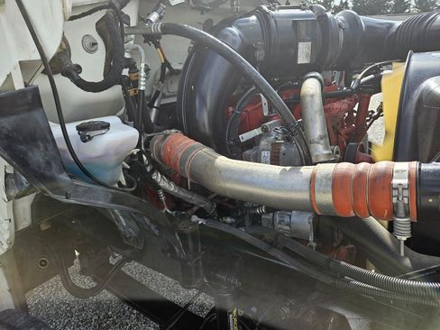 Used 2011 Ford F750 2WD Regular Cab Super Duty image 45