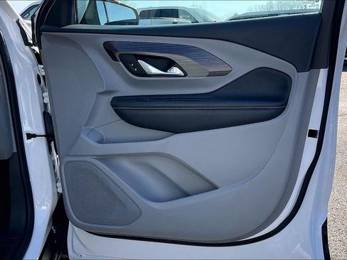 Used 2024 GMC Terrain SLT image 29