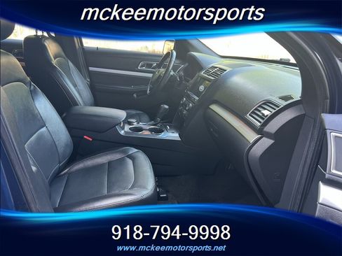 Used 2017 Ford Explorer XLT w/ Equipment Group 202A AWD/4WD image 9
