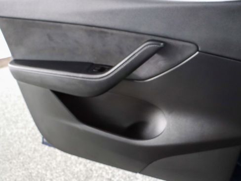 Used 2022 Tesla Model Y Long Range image 19