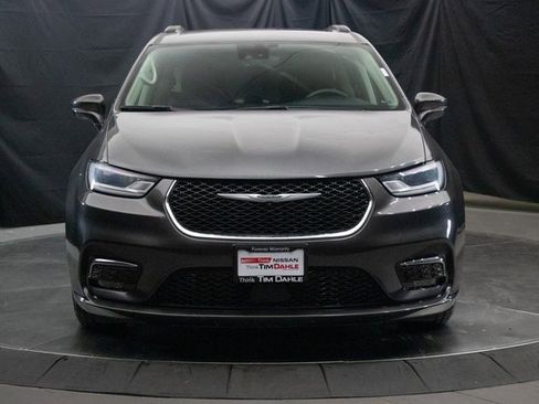 Used 2022 Chrysler Pacifica Touring-L image 4