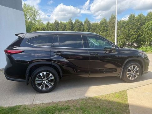 Used 2021 Toyota Highlander XLE AWD/4WD image 8