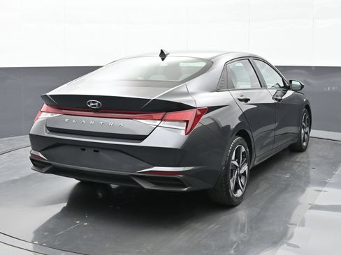Used 2023 Hyundai Elantra SEL w/ Convenience Package FWD image 4