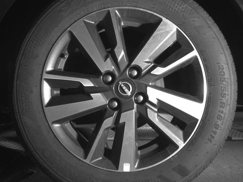 Used 2025 Nissan Versa SV image 14