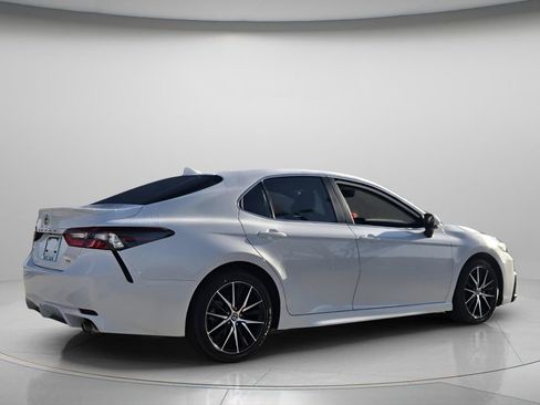 Used 2024 Toyota Camry SE image 6