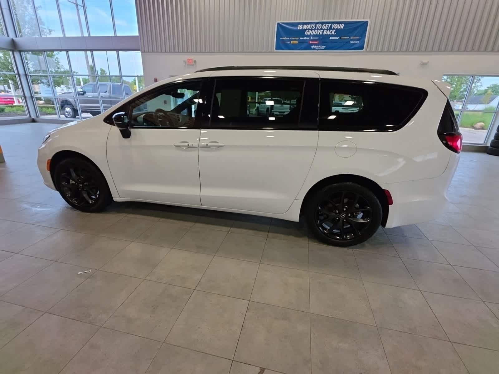 Used 2025 Chrysler Pacifica Limited FWD image 16
