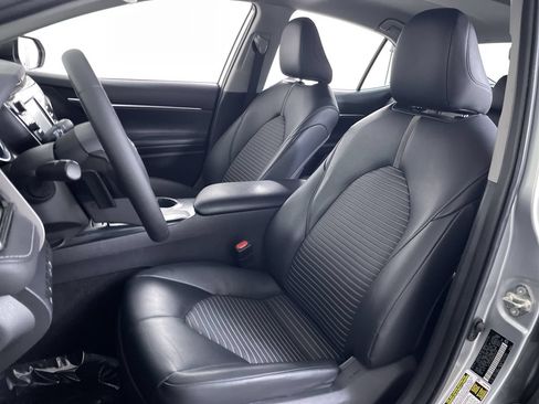 Used 2019 Toyota Camry SE w/ Convenience Package FWD image 12