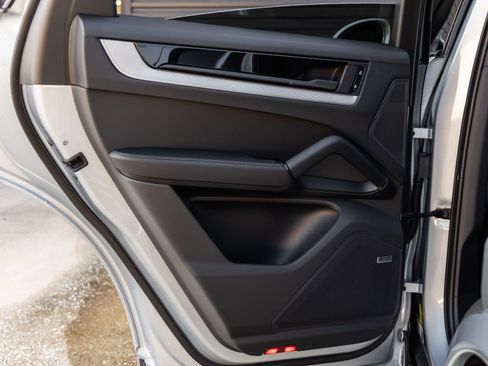 Certified 2026 Porsche Cayenne E-Hybrid Coupe AWD/4WD image 35