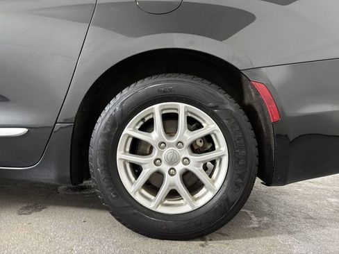 Used 2020 Chrysler Pacifica Touring-L image 5