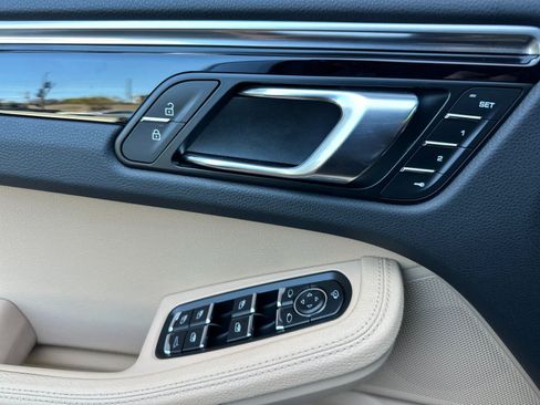 Certified 2022 Porsche Macan AWD/4WD image 12