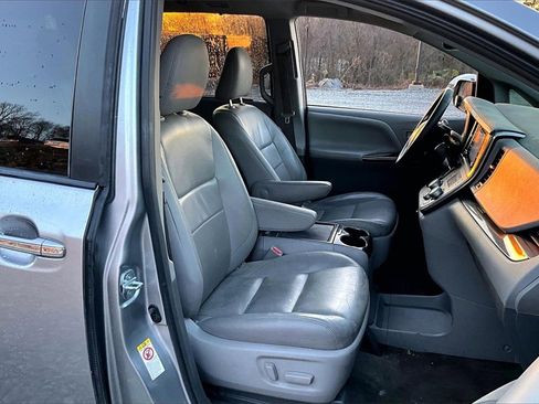 Used 2018 Toyota Sienna XLE w/ XLE Navigation Package image 7