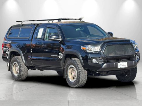 Used 2016 Toyota Tacoma TRD Off-Road w/ Premium & Technology Package AWD/4WD image 9