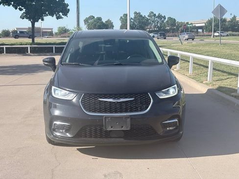 Used 2024 Chrysler Pacifica Touring-L FWD image 2
