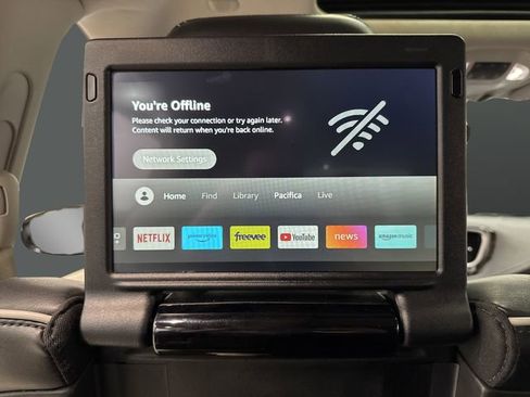 Used 2023 Chrysler Pacifica Limited w/ Uconnect Theater Family Group image 12