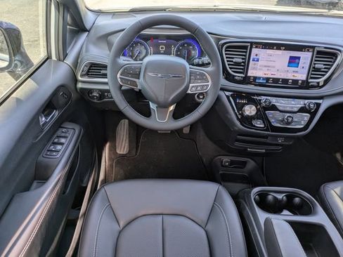 New 2026 Chrysler Pacifica Select image 17
