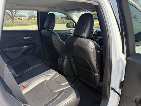 Used 2020 Jeep Cherokee Latitude Plus w/ Cold Weather Group FWD image 18