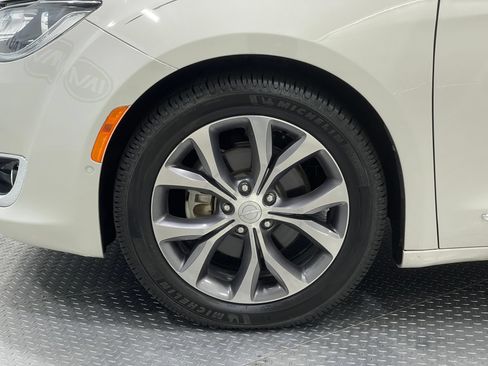 Used 2019 Chrysler Pacifica Limited w/ Tire & Wheel Group FWD image 36