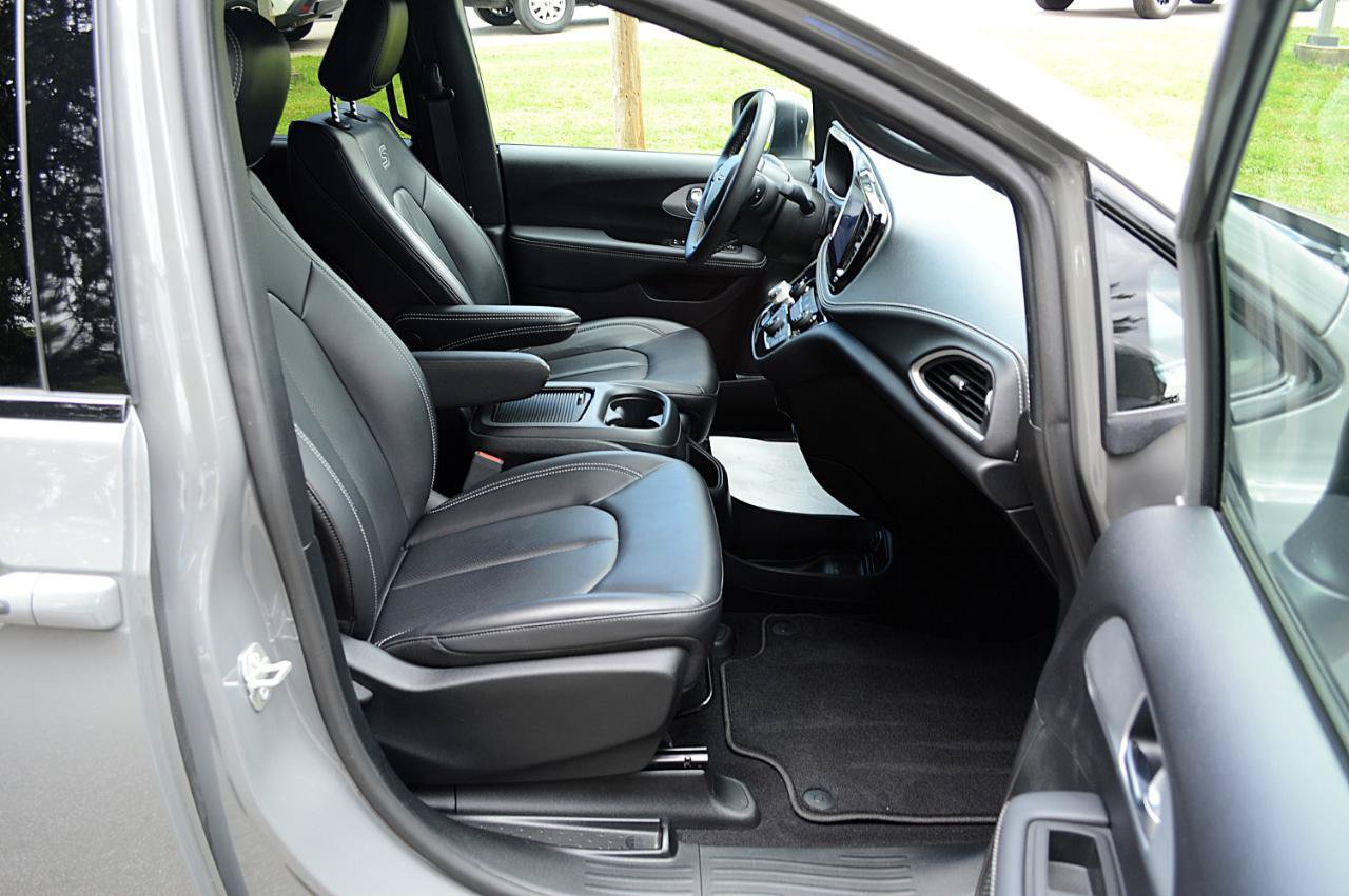 Used 2023 Chrysler Pacifica Touring-L w/ S Appearance Package AWD/4WD image 19