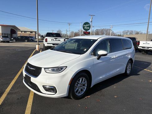 Used 2023 Chrysler Pacifica Touring-L image 19