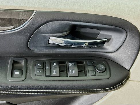 Used 2014 Chrysler Town & Country Touring-L w/ Driver Convenience Group image 23