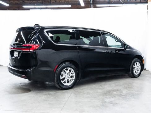 Used 2025 Chrysler Pacifica Select FWD image 6