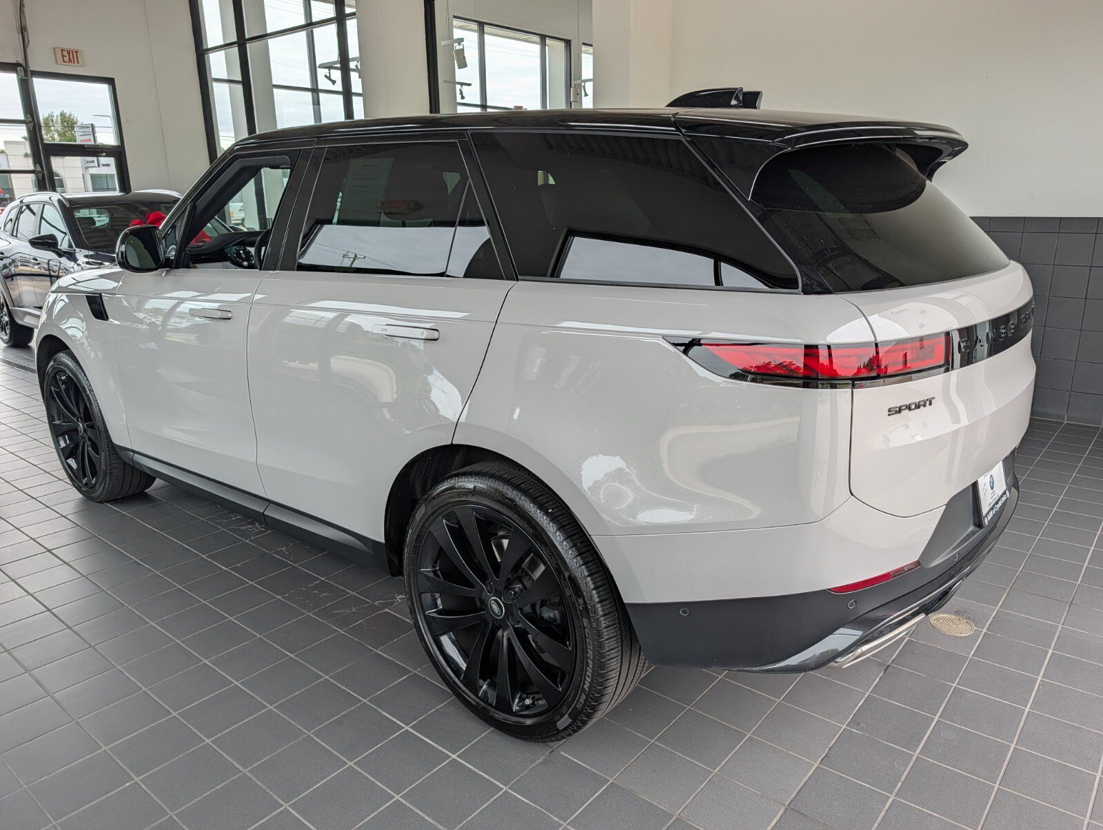 Used 2025 Land Rover Range Rover Sport SE AWD/4WD image 5