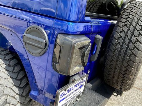 Used 2018 Jeep Wrangler Unlimited Sahara image 32