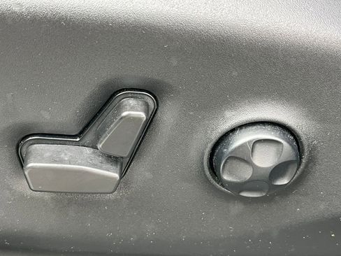 Used 2025 Chrysler Pacifica Limited image 22