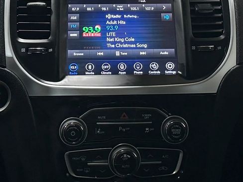 Used 2018 Chrysler 300 Limited w/ Safetytec Plus Group image 18