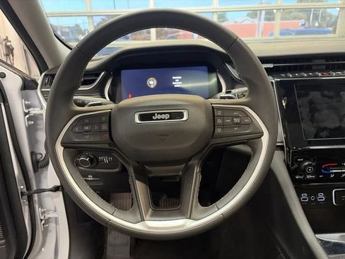 Used 2023 Jeep Grand Cherokee Laredo AWD/4WD image 25