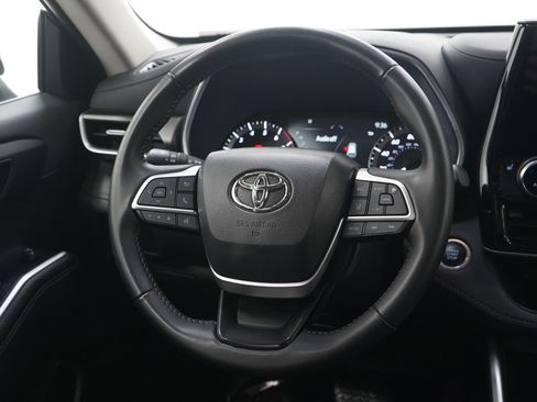 Used 2024 Toyota Highlander XLE image 19