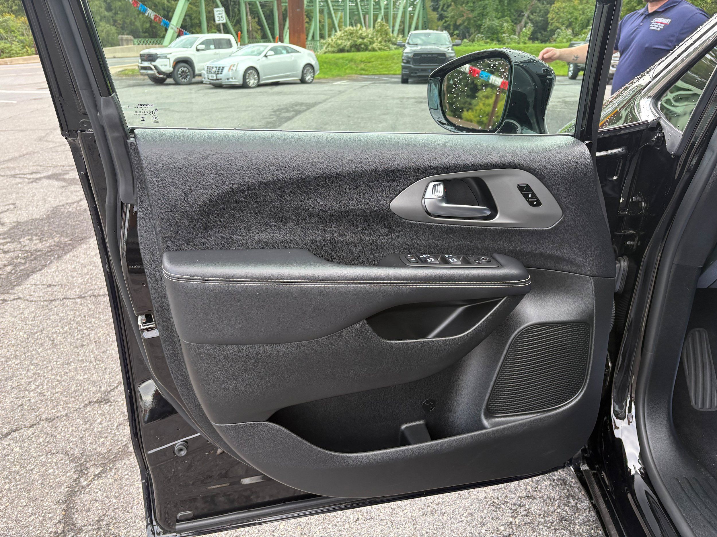 Certified 2025 Chrysler Pacifica Select FWD image 14