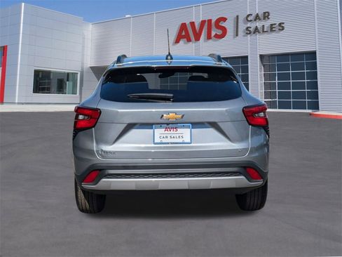 Used 2025 Chevrolet Trax LT w/ LT Convenience Package image 7