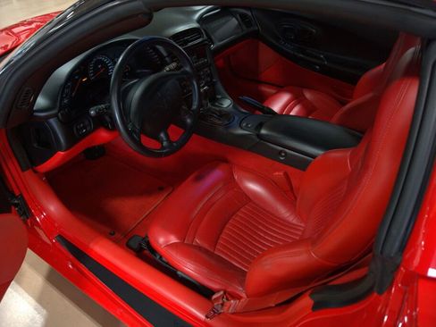 Used 2000 Chevrolet Corvette Coupe w/ Roof Pkg image 32