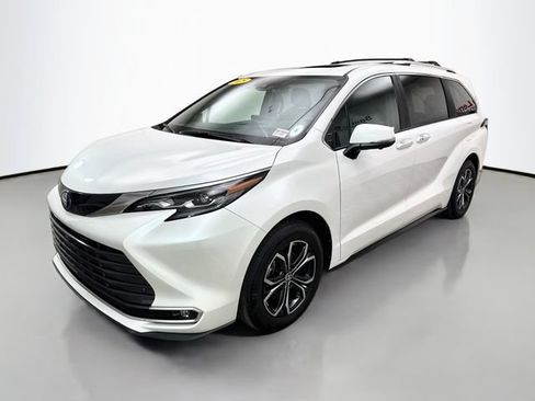 Used 2025 Toyota Sienna Platinum AWD/4WD image 3