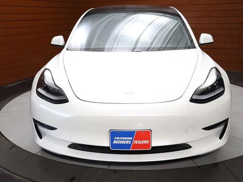 Used 2023 Tesla Model 3 Standard Range image 2