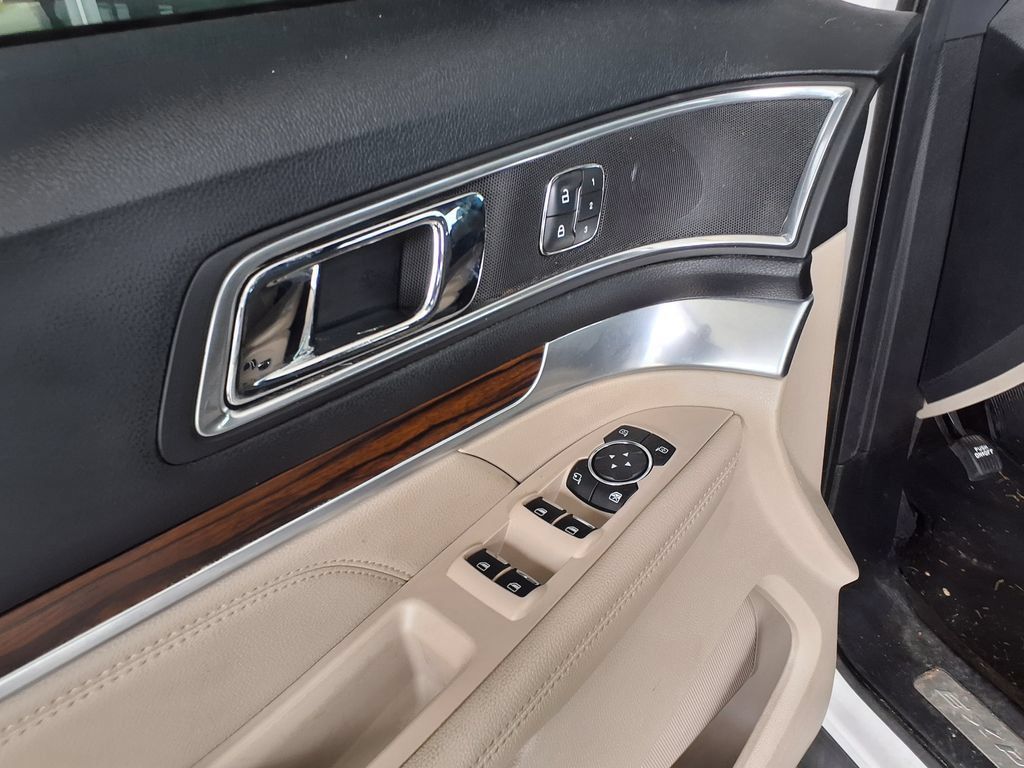 Used 2018 Ford Explorer Limited w/ Ford Safe & Smart Package FWD image 18