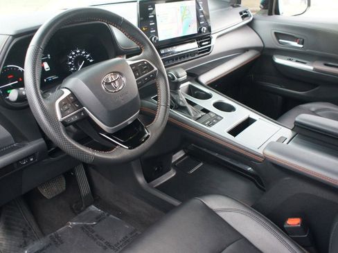 Used 2023 Toyota Sienna XSE image 5