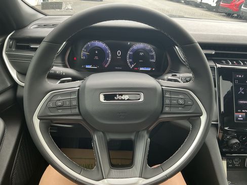 Used 2024 Jeep Grand Cherokee Altitude AWD/4WD image 16