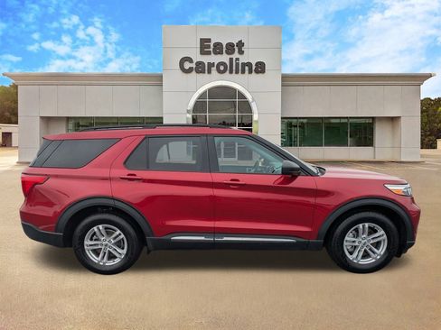 Used 2022 Ford Explorer XLT image 2