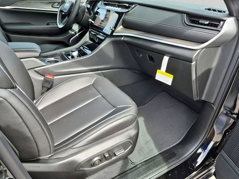 New 2026 Jeep Grand Cherokee L Limited RWD image 18